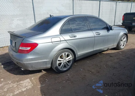 2012 Mercedes-Benz C 300 Luxury 4Matic z USA, uszkodzony, nr VIN WDDGF8BB9CA702543